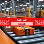 Pakete von Zalando, die auf Förderbändern in einem Logistikzentrum transportiert werden, mit einem Zalando NEWS Banner