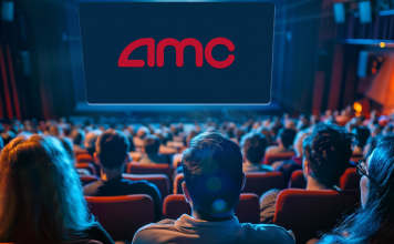 ein Publikum, das in einem Kino sitzt und auf eine Leinwand blickt, mit roten Sitzen im Vordergrund