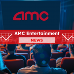 ein Publikum, das in einem Kino sitzt und auf eine Leinwand blickt, mit roten Sitzen im Vordergrund, mit einem roten NEWS Banner