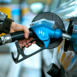 Eine Person betankt ein Auto an einer Wasserstofftankstelle und hebt ein Fahrzeug mit alternativer Energie hervor