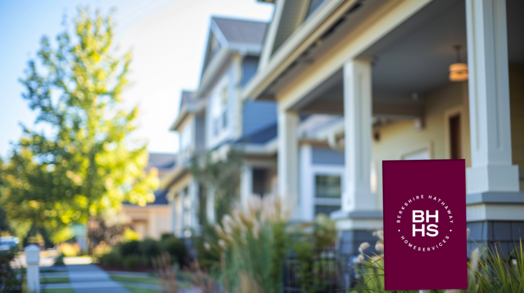 ein Schild für Berkshire Hathaway HomeServices Property Management vor einem Wohngebäude, mit einem NEWS-Banner