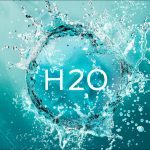 ein kreisförmiges Emblem mit der chemischen Formel H2O, umgeben von spritzendem Wasser