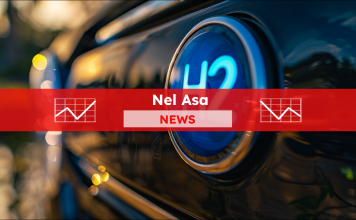 Eine Nahaufnahme einer Fahrzeugplakette mit dem blauen H2-Symbol, mit einem Nel ASA NEWS-Banner drüber