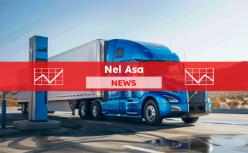 ein blauer wasserstoffbetriebener LKW, der bei klarem Himmel an einer Wasserstofftankstelle tankt, mit einem Banner Nel ASA-News drüber