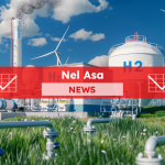Eine Wasserstoffproduktionsanlage mit Rohrleitungen und Ventilen auf einer grünen Wiese mit Windturbinen im Hintergrund, mit einem Nel ASA NEWS-Banner drüber