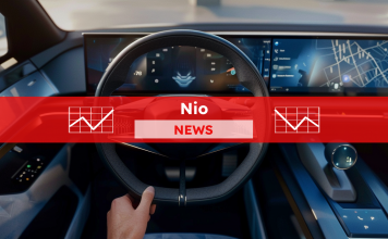 Der Innenraum eines modernen Autos mit einem Lenkrad mit Emblem, einem großen Touchscreen-Armaturenbrett, mit einem roten NEWS-Banner