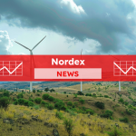 drei Windkraftanlagen stehen auf einer Landschaft, unter einem teilweise bewölkten Himmel, mit einem roten NEWS Banner