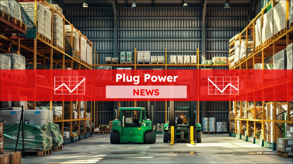 eine Lagerszene mit zwei grünen Gabelstaplern vor Regalen voller Kisten und Kartons, mit einem Plug Power News-Banner drüber