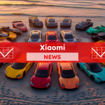 Eine Sammlung farbenfroher Elektrosportwagen, die in der Abenddämmerung kreisförmig an einem Strand angeordnet, mit einem roten Xiaomi NEWS-Banner