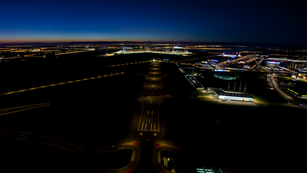 Luftaufnahme des Flughafens bei Nacht