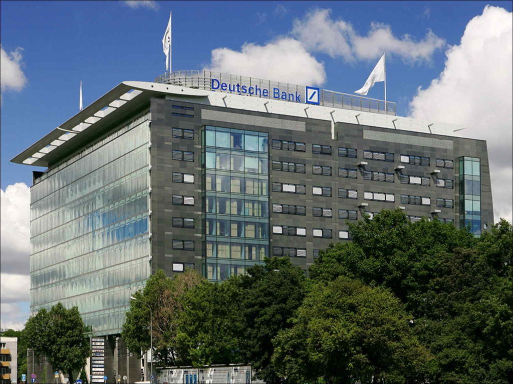Bürogebäude der Deutschen Bank in Warschau mit moderner Glas-Stahl-Architektur und prominentem Logo – internationales Standortnetz.
