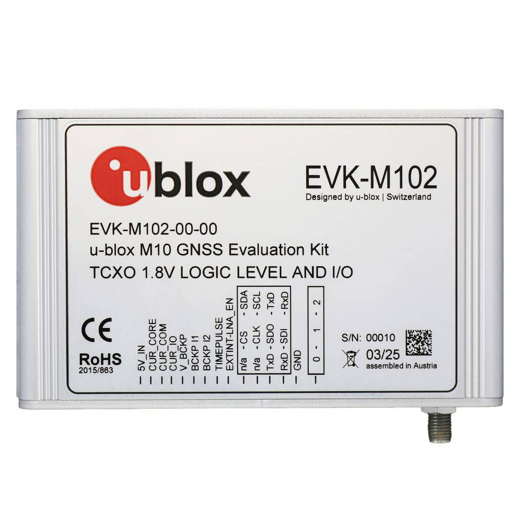 Nahaufnahme des u-blox EVK-M102 GNSS Evaluation Kits mit weißem Gehäuse und schwarzer Beschriftung. Sichtbar sind technische Anschlüsse, Modellbezeichnung und Produktinformationen zur GNSS-Entwicklung.