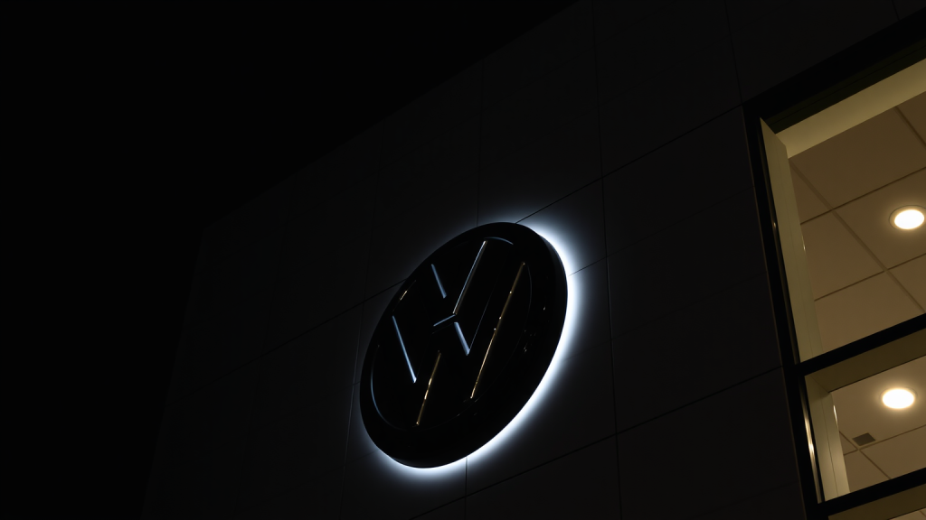 Volkswagen-Aktie: Nur noch Hiobsbotschaften! Volkswagen-Logo bei Nacht