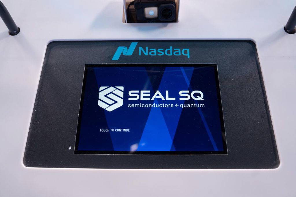 Ein Touchscreen auf einem Nasdaq-Terminal zeigt das Logo von SEAL SQ mit dem Schriftzug „semiconductors + quantum“ auf blauem Hintergrund.