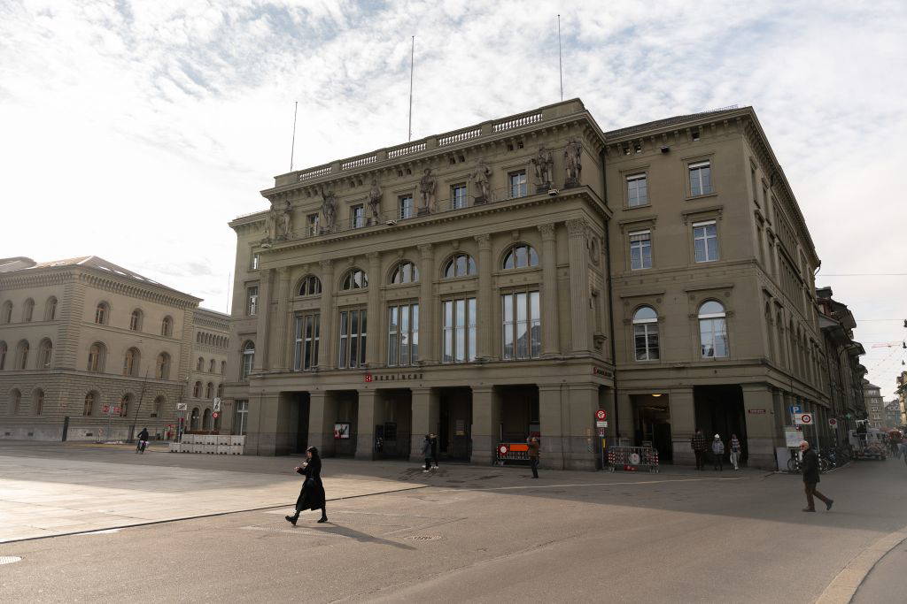 Außenansicht der Berner Kantonalbank in einem historischen Gebäude mit klassizistischer Fassade am Bundesplatz in Bern. Menschen überqueren den Platz bei Tageslicht. © Berner Kantonalbank AG