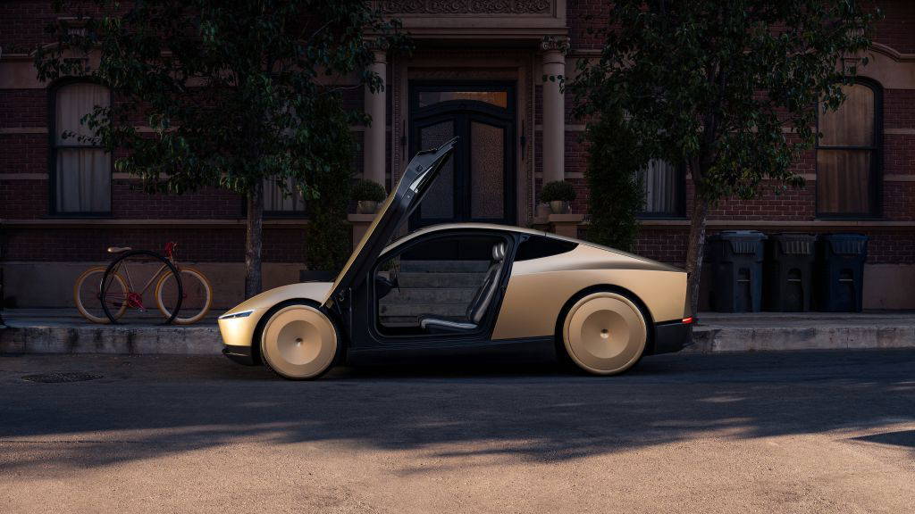 Nahaufnahme des Tesla Cybercab mit geöffneten Flügeltüren, im Hintergrund urbane Architektur und Blumenladen. © Tesla
