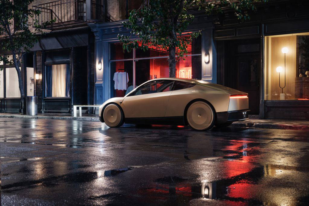 Das Tesla Cybercab mit geöffneten Türen, parkt vor einer historischen Fassade mit Bäumen und Blumen. © Tesla
