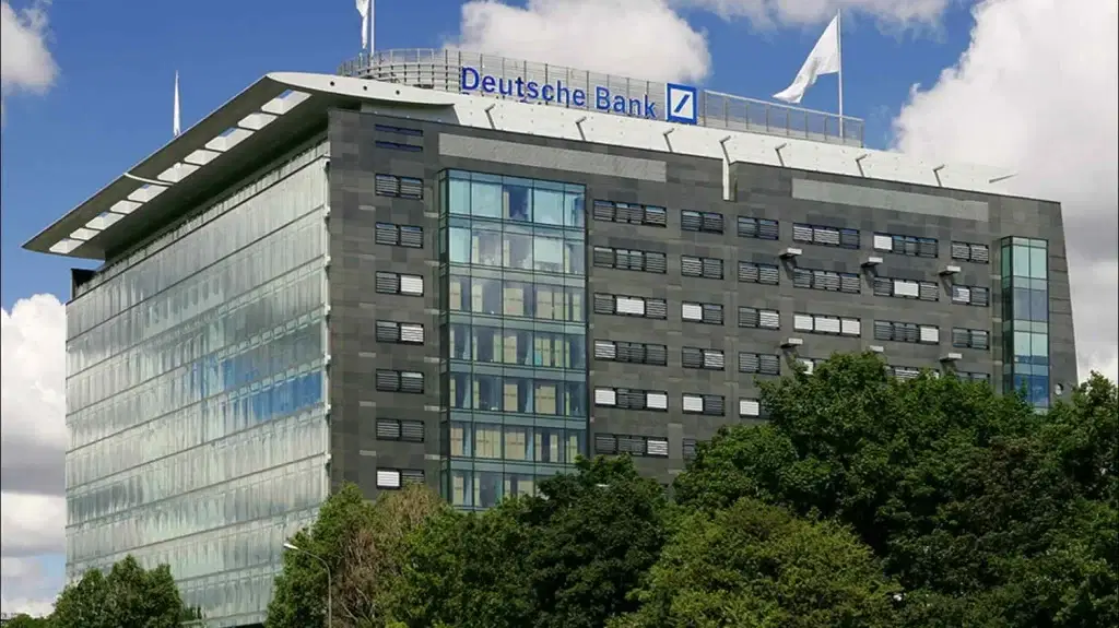 Bürogebäude der Deutschen Bank in Warschau mit moderner Glas-Stahl-Architektur und prominentem Logo – internationales Standortnetz.
