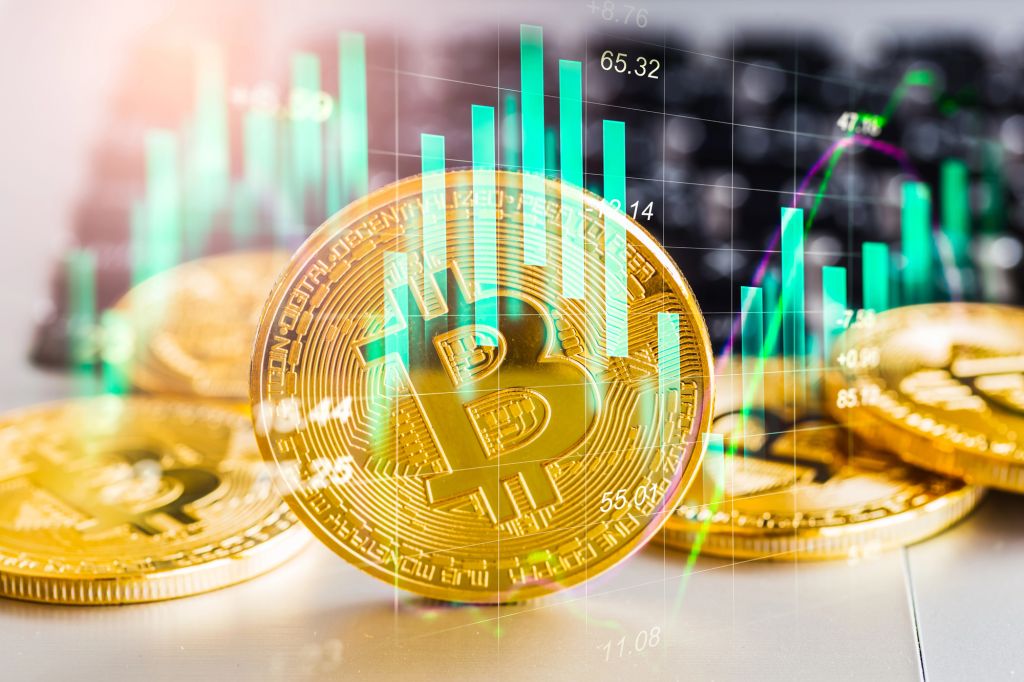 Bitcoin steigt nach Trumps Eingriff in die Fed – Anleger beobachten mögliche Zinssenkung im September.