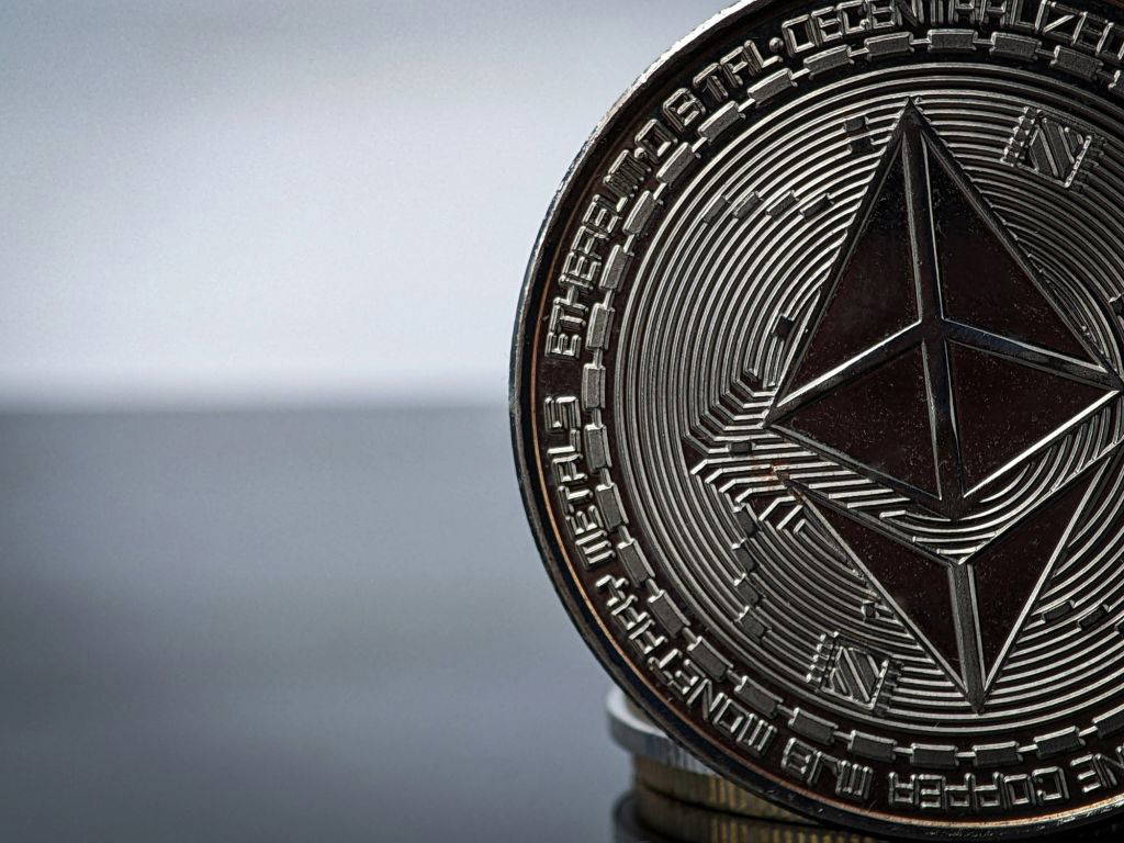 Ethereum-ETFs ziehen Milliarden an – die US-Börsenaufsicht SEC vertagt weitere Entscheidungen bis Oktober.