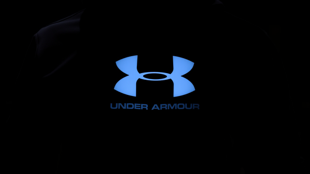 Logo von Under Armour auf einem schwarzen Hoodie