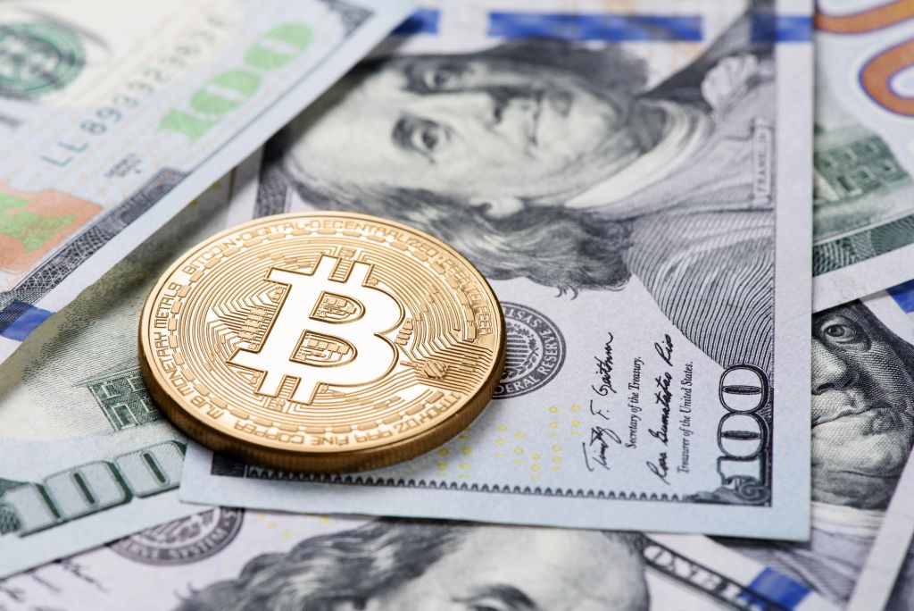 Vor der Fed-Sitzung am 17. September preist der Markt eine Zinssenkung ein; Bitcoin gewinnt binnen sieben Tagen 4,7 %.