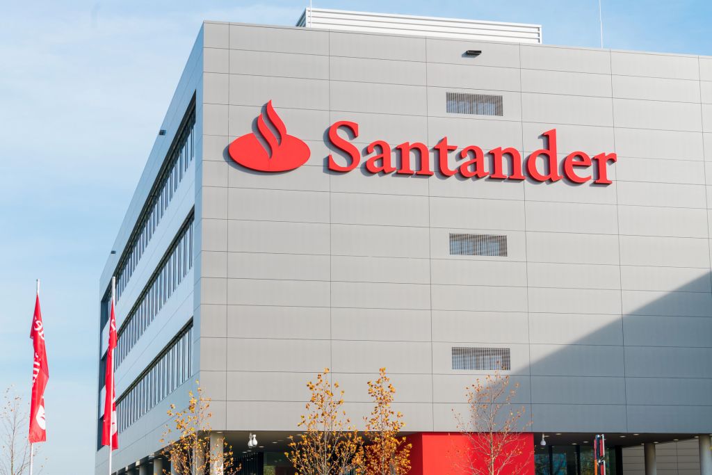 Santander startet über Openbank in Deutschland den Krypto-Handel mit Bitcoin & Co. – 1,49 % je Transaktion, Verwahrung kostenlos; Ausbau und Spanien-Rollout angekündigt.
