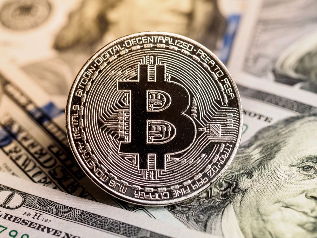 Bitcoin notiert bei rund 100.000 US-Dollar – Anleger blicken gespannt auf die nächste Zinsentscheidung der US-Notenbank im September.