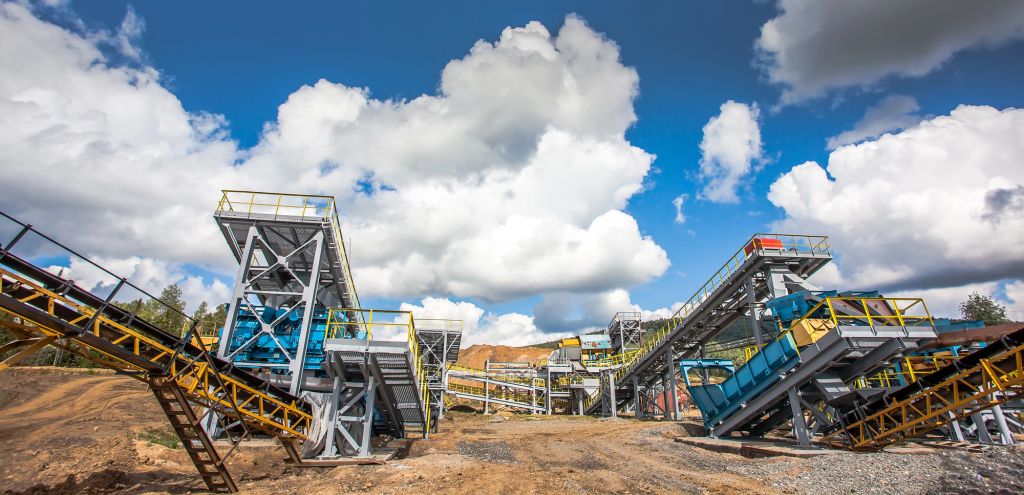 American Lithium stockt für Falchani in Peru auf 847 Mio. Dollar auf – Baustart 2027, Produktion nach 2028, nach höchstrichterlicher Bestätigung von 32 Konzessionen.