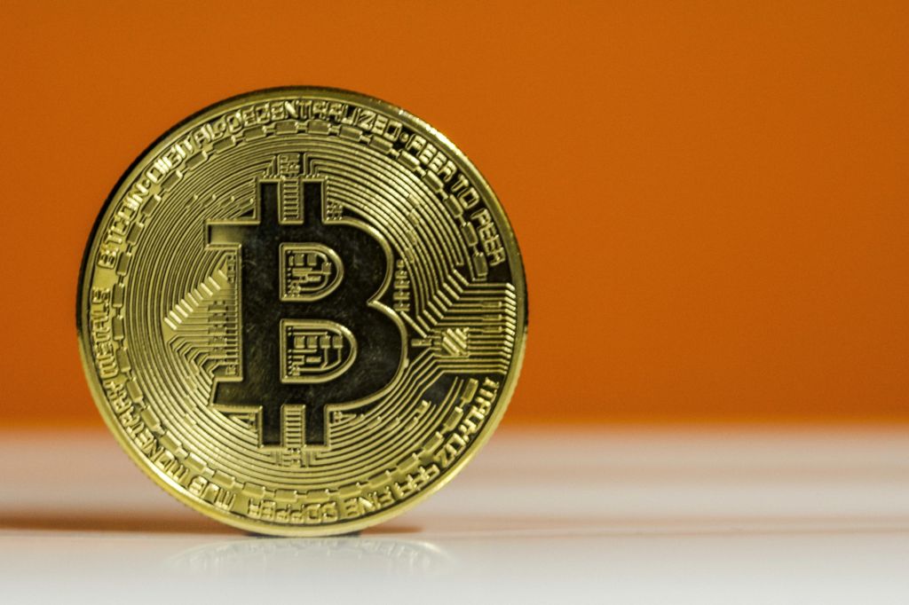 Südkorea im Fokus: Laut CryptoQuant nähern sich auf Upbit die XRP-Reserven (18 Mrd. US-\$) den Bitcoin-Beständen (20 Mrd. US-\$); parallel startet in den USA ein XRP-ETF.