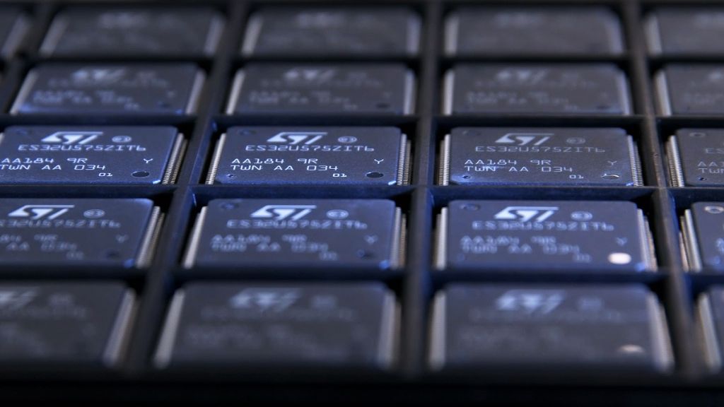 Nahaufnahme mehrerer Mikroprozessoren von STMicroelectronics in einer Transportverpackung, mit sichtbarer Modellbezeichnung „STM32U5“ auf den Chipoberflächen.