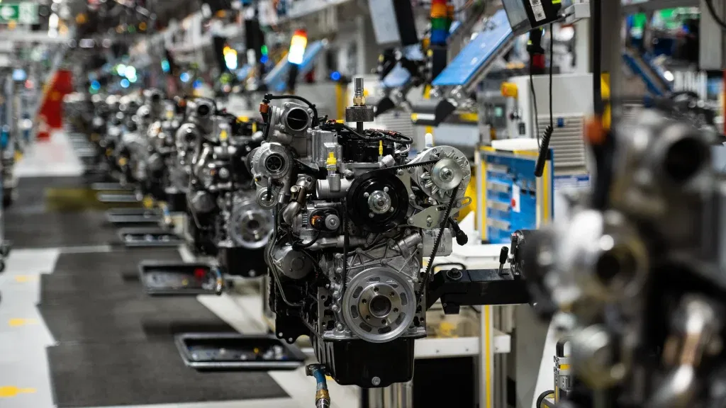 Montagelinie der Deutz AG: Industriemotoren in der Endfertigung, präzise positioniert in automatisierten Werkstationen