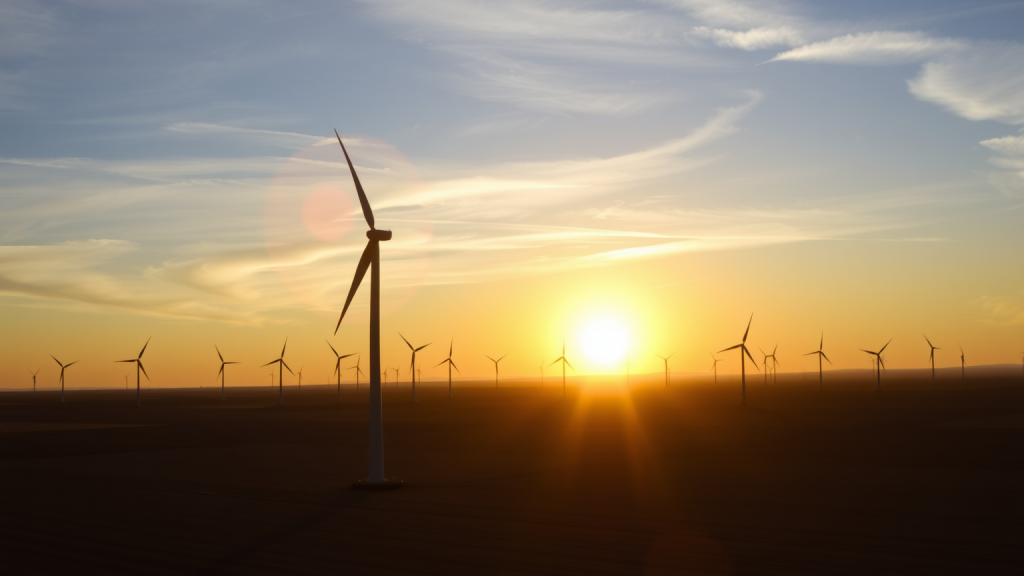 TotalEnergies-Aktie: Wichtige Investitionen! Windpark bei Sonnenaufgang