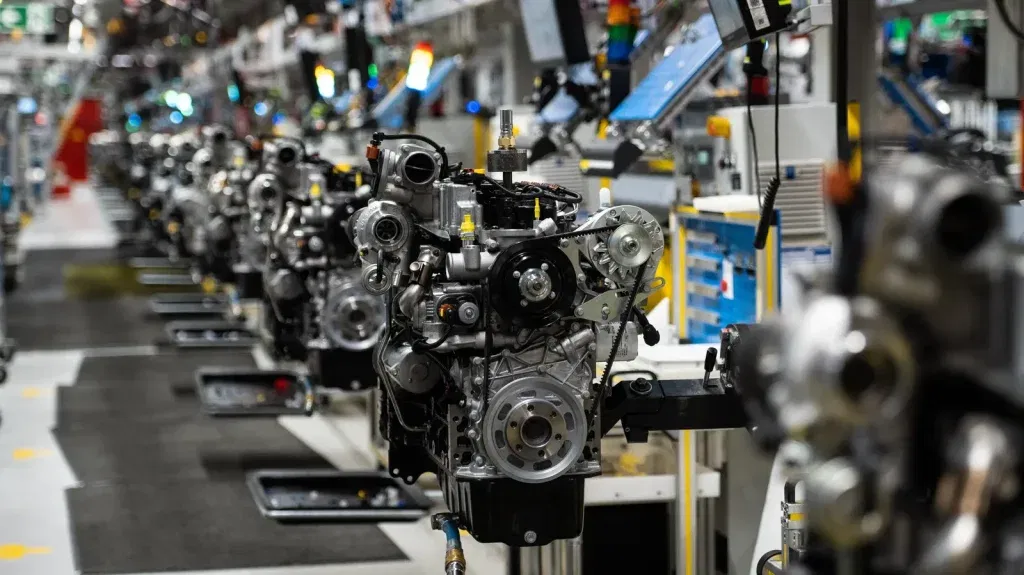 Montagelinie der Deutz AG: Industriemotoren in der Endfertigung, präzise positioniert in automatisierten Werkstationen