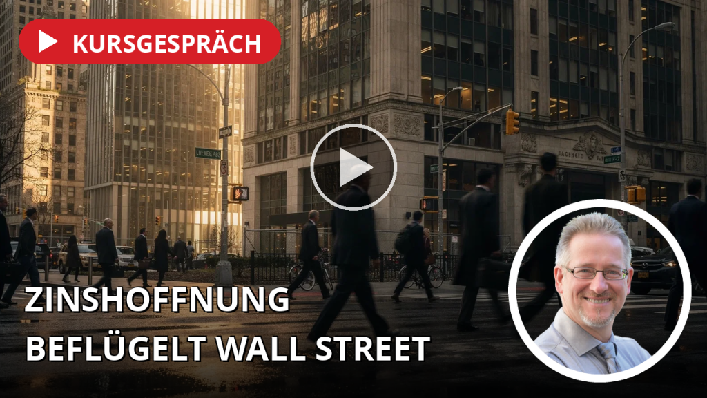 Zinshoffnung treibt Wall Street an – Nvidia bleibt trotz starker Zahlen zurück Geschäftiges Treiben in einer Finanzstraße in New York während der goldenen Stunde.