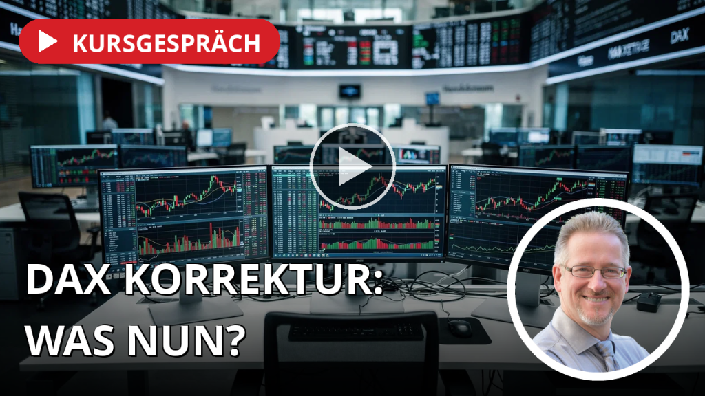 Leeres Parkett der Frankfurter Börse mit unscharfen Monitoren im Hintergrund bei gedimmter Beleuchtung.