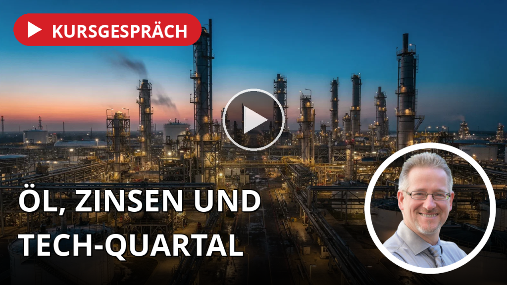 Moderne Ölraffinerie bei Dämmerung mit Industrieanlagen vor einem blauen Himmel.