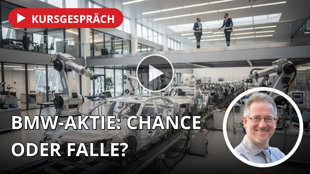 Ein modernes Automobilwerk mit glänzenden Fahrzeugkarosserien in einer hellen, industriellen Produktionshalle.