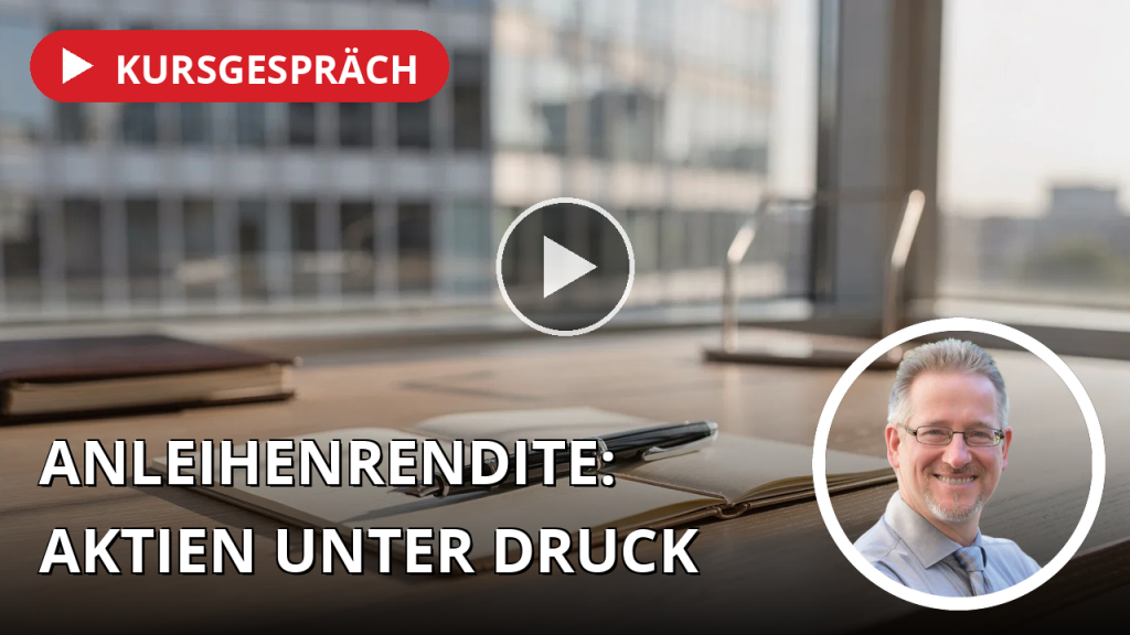 Ein Schreibtisch in einem Finanzbüro mit einem Füllfederhalter auf einem Notizblock vor einem unscharfen Stadtpanorama.